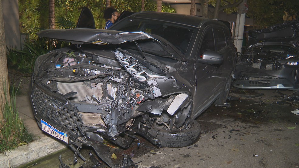 Carros danificados após o acidente na Rua Itapeti, na altura do número 860, no Tatuapé, na Zona Leste de São Paulo. — Foto: Reprodução/TV Globo