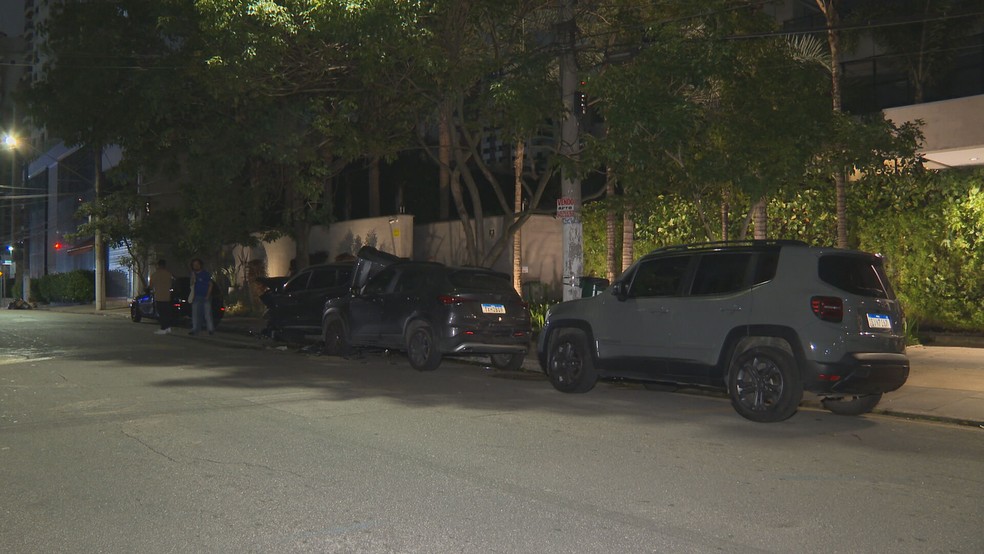 Carros danificados após o acidente na Rua Itapeti, na altura do número 860, no Tatuapé, na Zona Leste de São Paulo. — Foto: Reprodução/TV Globo