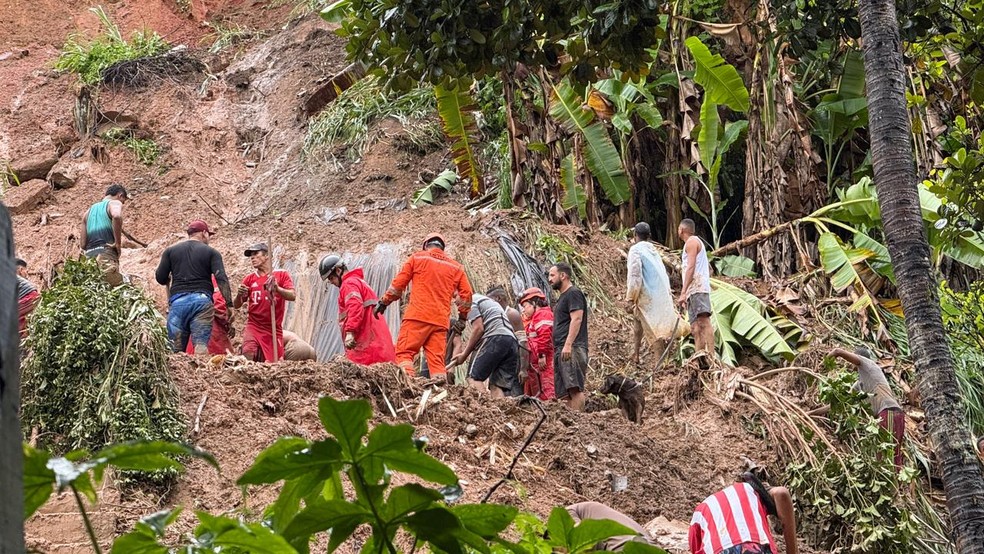 Deslizamento de barreira deixou duas pessoas mortos em Passarinho, em Olinda — Foto: Mário Carvalho/TV Globo