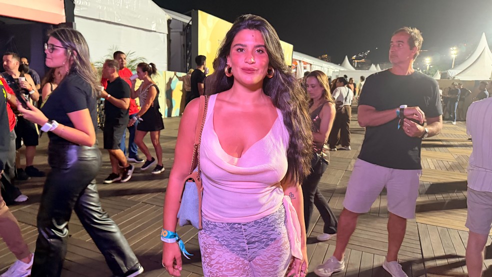 Giullia Costa curte show de Shakira em área VIP da CS na praia de Copacabana no Rio de Janeiro — Foto: Marcelo Sá Barreto / AgNews