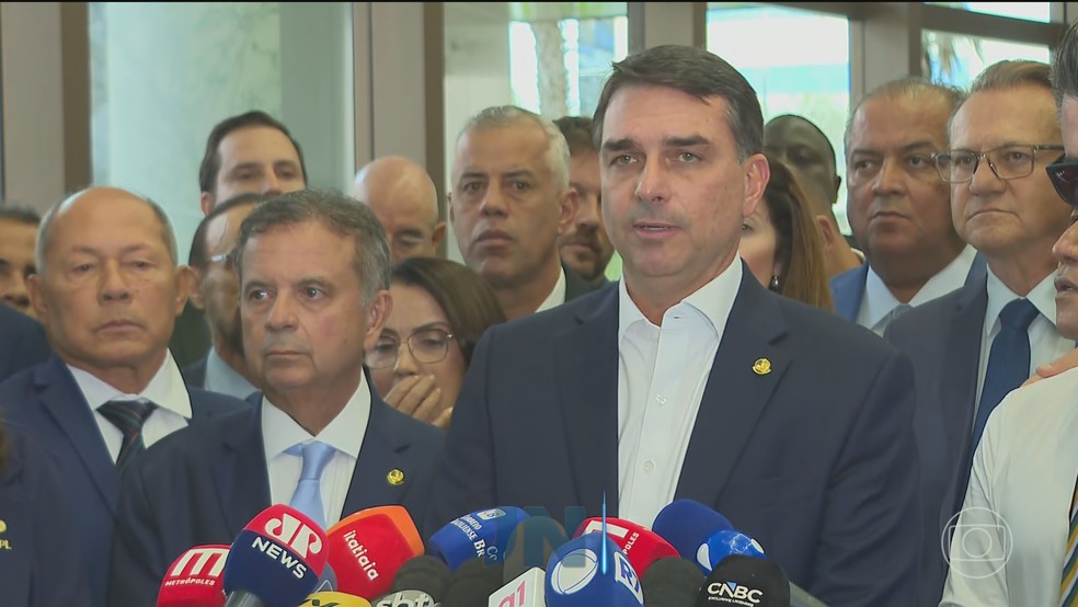 Após dizer que não tinha relação com Vorcaro, Flávio Bolsonaro admite visita ao banqueiro após primeira prisão do dono do Master — Foto: Jornal Nacional/ Reprodução