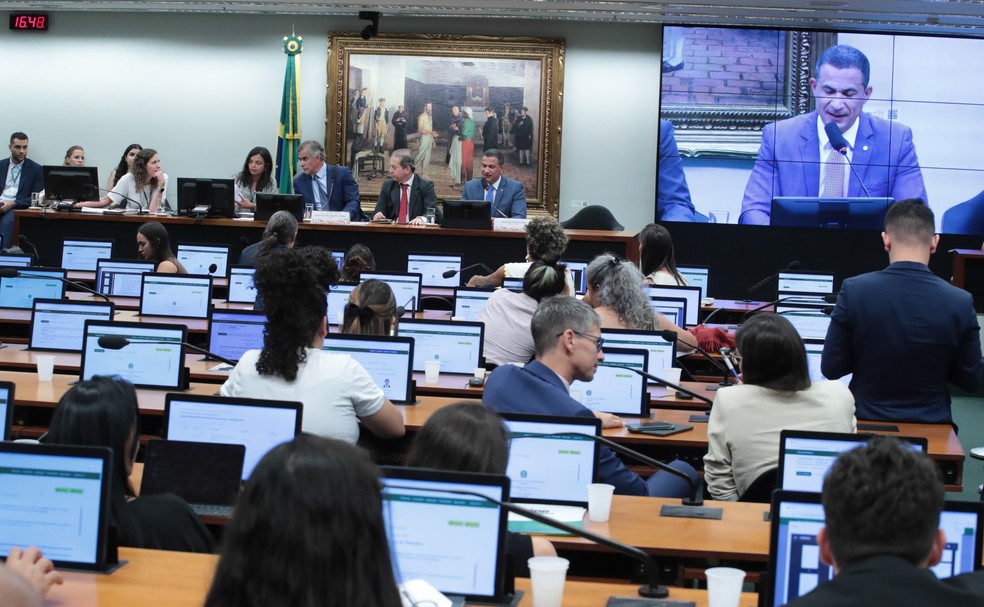 Relator da PEC que reduz maioridade penal lendo relatório na CCJ da Câmara — Foto: Bruno Spada / Câmara dos Deputados