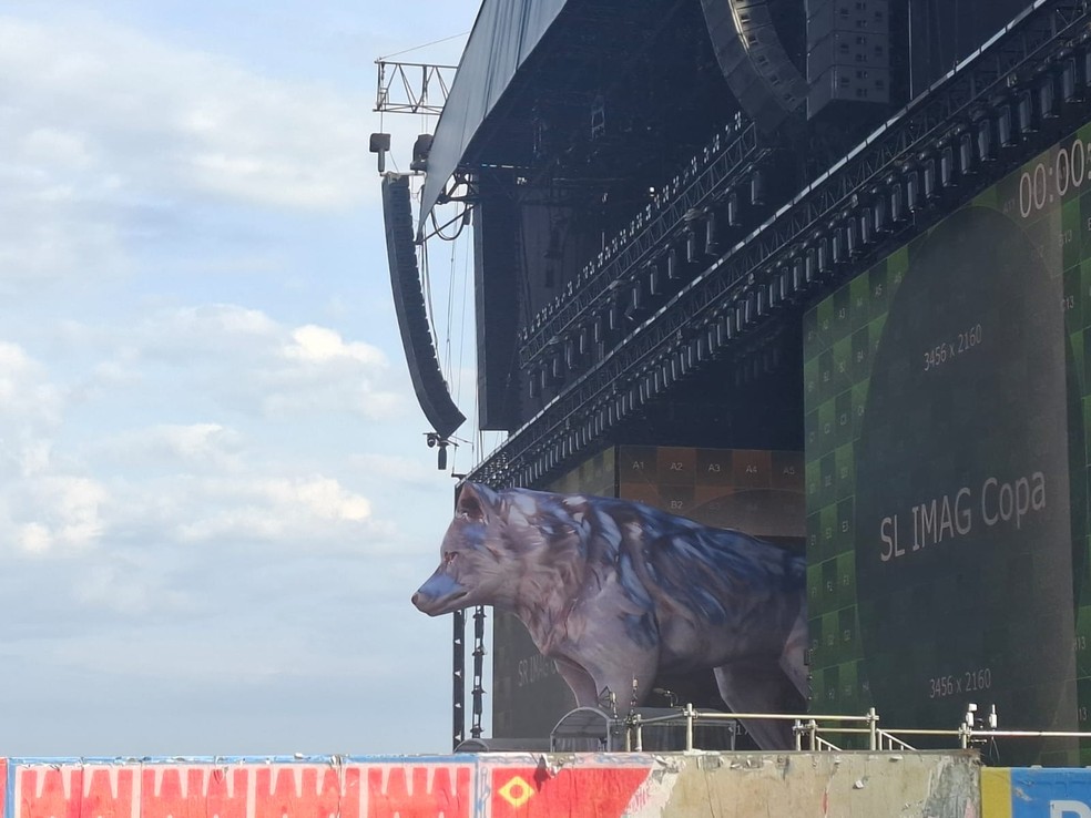 Loba inflável no palco onde Shakira se apresenta em Copacabana na noite deste sábado (2) — Foto: Cristina Boeckel / g1