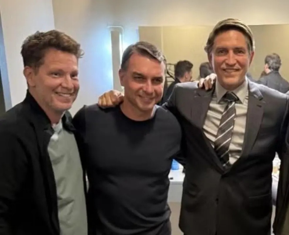 O deputado Mário Frias, o senador Flávio  Bolsonaro e o ator Jim Caviezel, que interpreta o ex-presidente Jair Bolsonaro no filme 'Dark Horse' (O Azarão), sobre a vida do ex-presidente brasileiro. — Foto: Reprodução/Redes Sociais