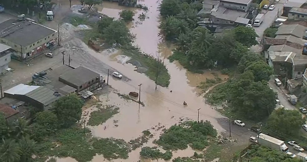 Alagamento na Avenida Fernandes Vieira, no bairro de Marcos Freire, em Jaboatão dos Guararapes — Foto: Reprodução/TV Globo