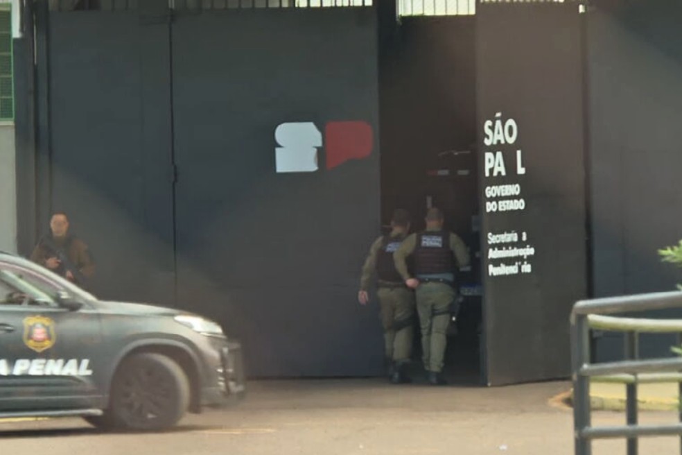 Deolane Bezerra chega à Penitenciária de Tupi Paulista (SP) — Foto: Reprodução/TV TEM