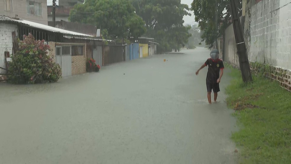 Chuva forte deixou inundou ruas no bairro de Cajueiro, na Zona Norte do Recife — Foto: Reprodução/TV Globo