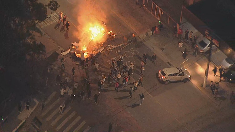 Protesto moradores Jaguaré, na Zona Oeste, nesta sexta-feira (22). — Foto: TV Globo/Reprodução