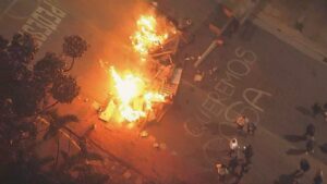 Desalojados por explosão em SP protestam contra fim de contrato com hotel