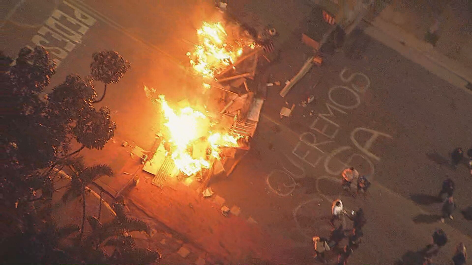 Desalojados por explosão em SP protestam contra fim de contrato com hotel