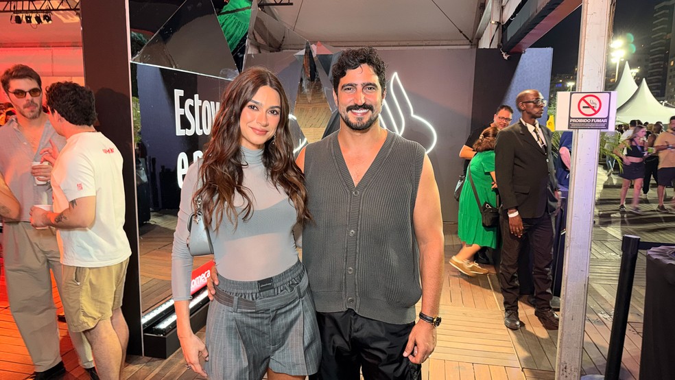 Thaila Ayala e Renato Goes curtem show de Shakira em área VIP da CS na praia de Copacabana — Foto: Marcelo Sá Barreto / AgNews