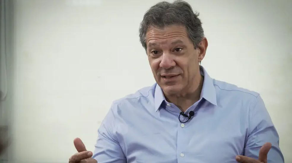 "Uma loja aberta não pode pagar mais imposto do que uma loja virtual", afirma Haddad, sobre a 'taxa das blusinhas', que foi revogada — Foto: Victor Parolin/BBC News Brasil