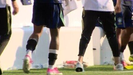 Brasil x Egito: Wesley sai mancando e é consolado por colegas em ida para intervalo