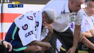 Wesley sente dores e deixa o campo chorando