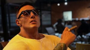 Influencer Fábio Giga bate Porsche em motos e carros em São Paulo; há feridos