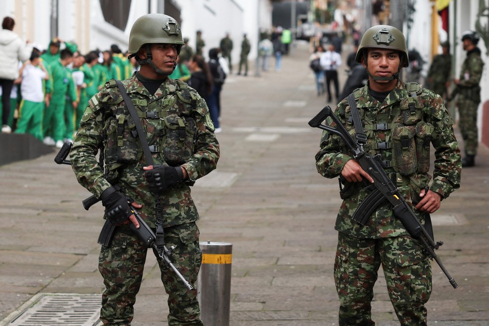 Agentes de segurança fazem a guarda na rua antes do primeiro turno da eleição presidencial na Colômbia, em 29 de maio de 2026 — Foto: REUTERS/Luisa Gonzalez