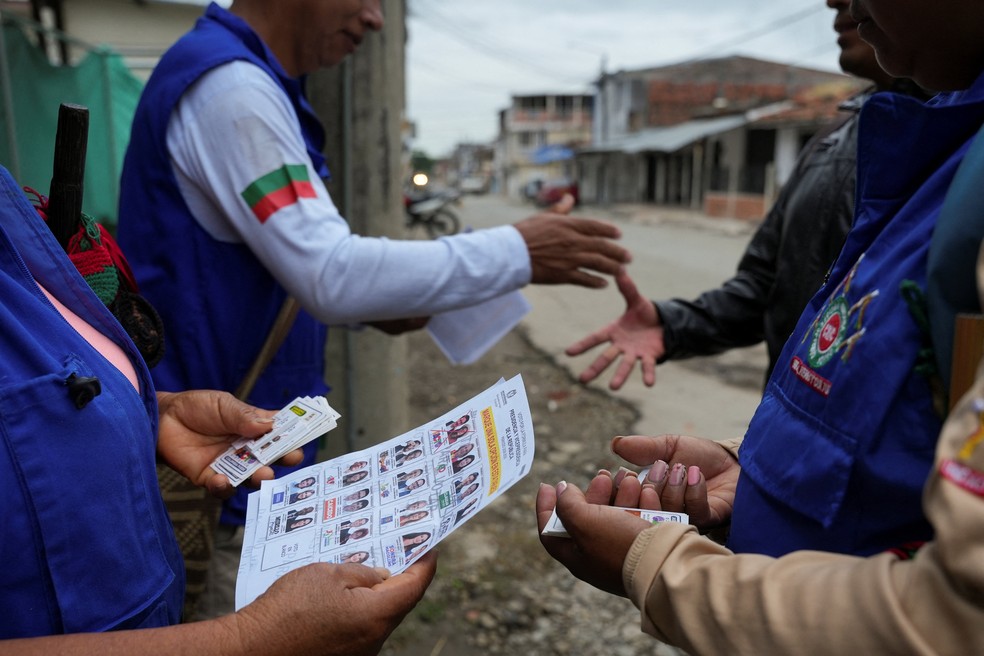 Membros da Guarda Indígena Nasa distribuem material de campanha no dia da eleição presidencial, em Corinto, na Colômbia. — Foto: Jair Coll/Reuters