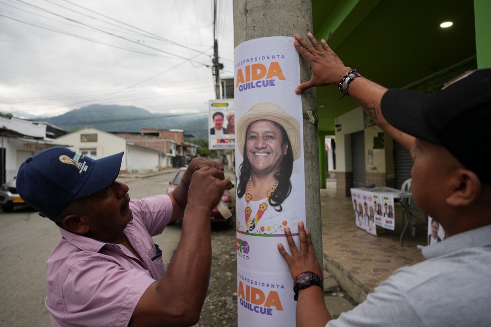 Trabalhadores colam cartazes de campanha do Pacto Histórico no dia da eleição presidencial, em Corinto, Colômbia. — Foto: Jair Coll/Reuters