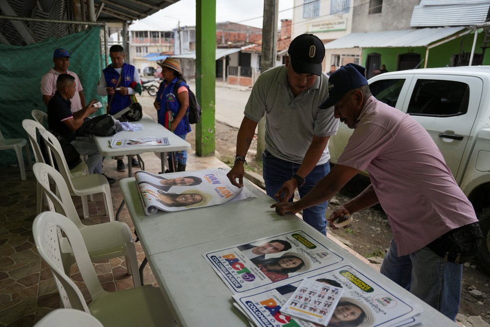 Membros da Guarda Indígena Nasa se preparam para distribuir material de campanha no dia da eleição presidencial, em Corinto, na Colômbia. — Foto: Jair Coll/Reuters