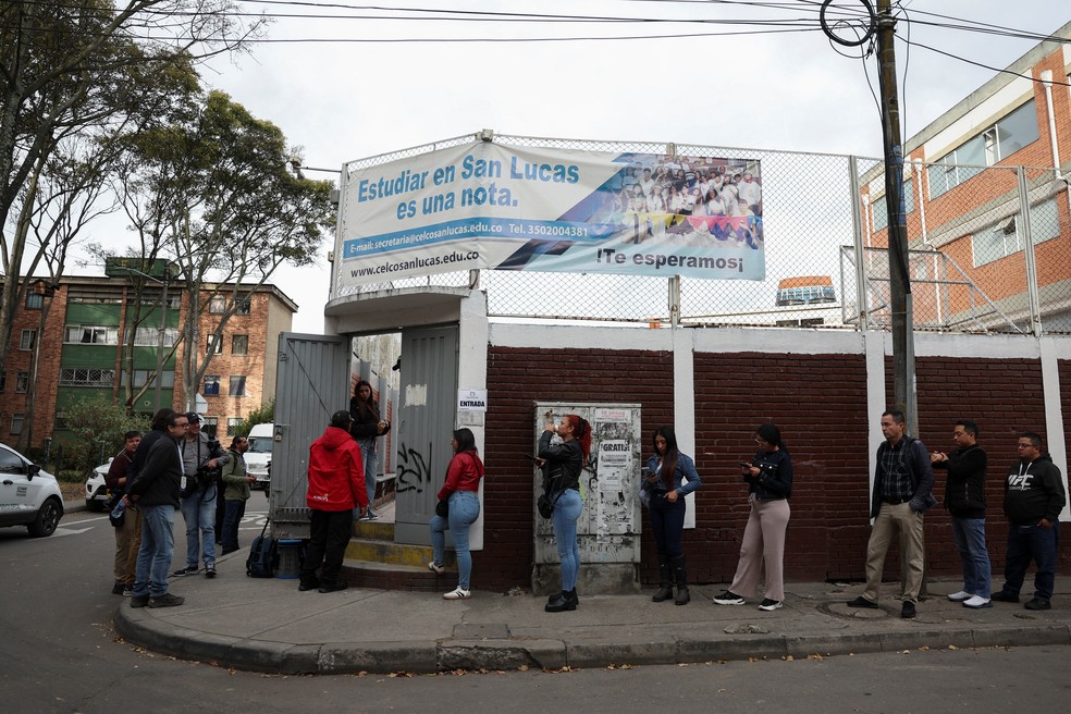 Funcionários de uma seção eleitoral se reúnem em frente à Escola CELCO San Lucas, onde o candidato presidencial Iván Cepeda votará no primeiro turno da eleição presidencial, em Bogotá, Colômbia. — Foto: Luisa Gonzalez/Reuters