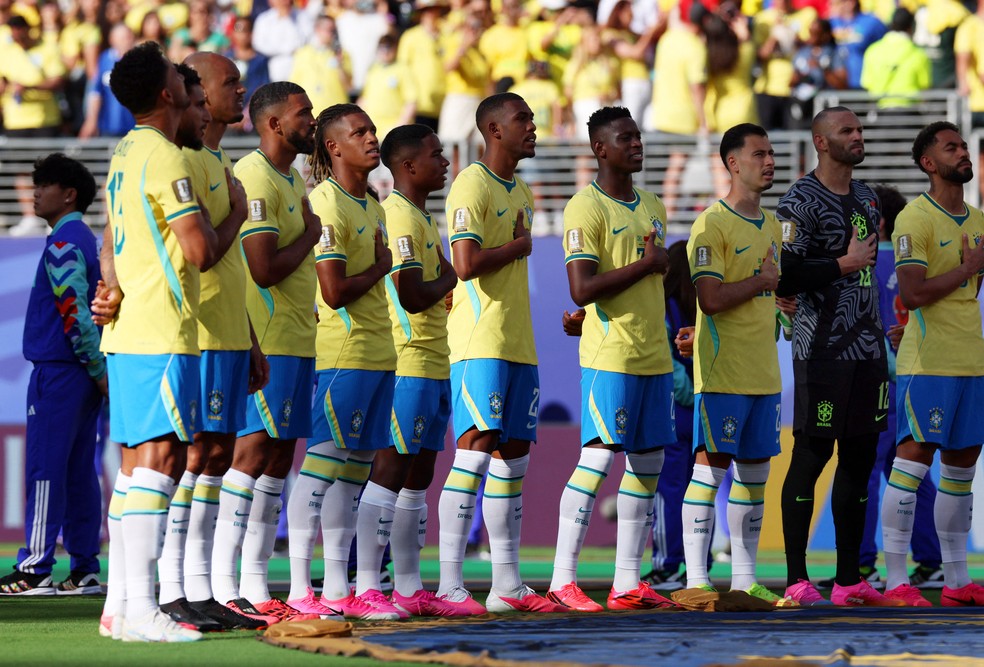 Jogadores alinhados cantando o hino nacional durante a Copa do Mundo 2026. — Foto: Reuters/Vincent Carchietta