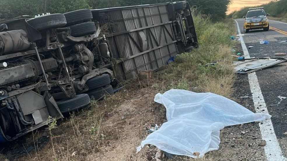 Acidente com ônibus de time de basquete deixa mortos e feridos no Ceará — Foto: Reprodução