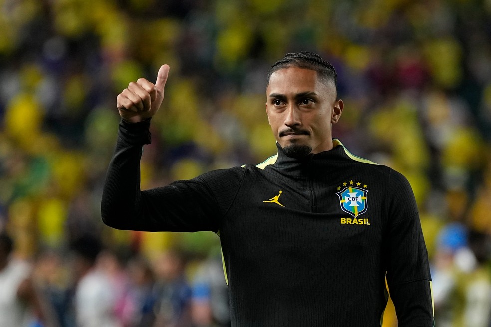 Raphinha deixa o campo ao final da partida entre Brasil e Haiti — Foto: AP/Matt Slocum