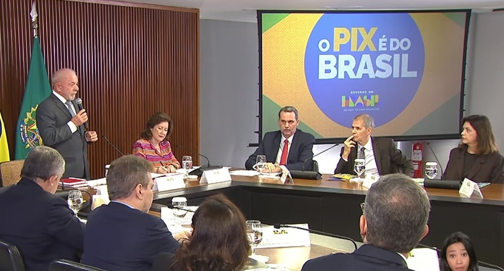 Lula conduz reunião ministerial com frase 'O PIX é do Brasil' exibida em telão — Foto: Reprodução/Canal Gov