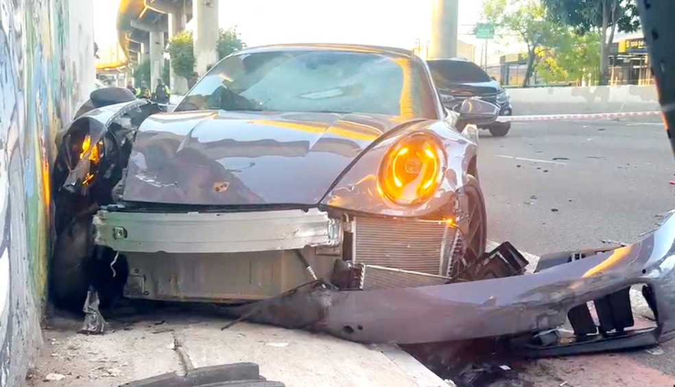 Motorista de Porsche bate carro na Zona Sul de SP — Foto: Reprodução