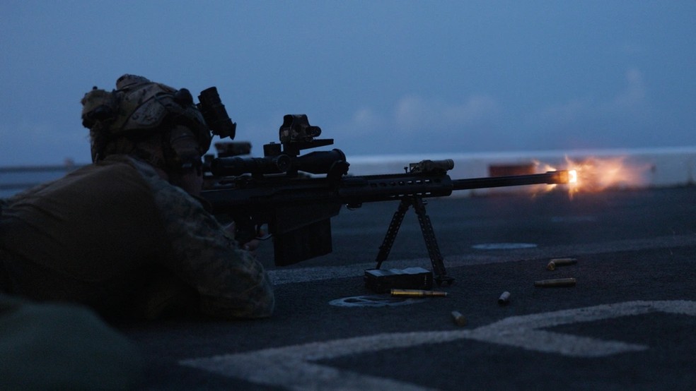 Soldado da Marinha dos EUA treina tiro com fuzil de longo alcance (sniper) a bordo do navio anfíbio USS San Antonio, em imagem de arquivo — Foto: Nathan Mitchell/Marinha dos Estados Unidos