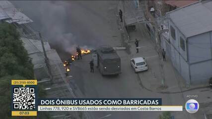 Criminosos ateiam fogo em barricadas e usam ônibus para bloquear ruas em Costa Barros
