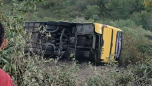 Ônibus com romeiros tomba e deixa 2 mortos no Ceará