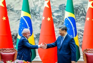 Xi Jinping diz a Lula que apoia o Brasil contra interferência externa na eleição