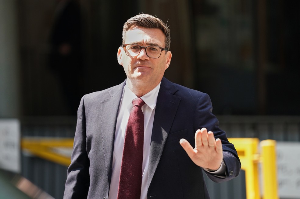 Andy Burnham chega à sede do Partido Trabalhista, em Londres, onde foi confirmado como o novo líder da sigla antes de tomar posse como primeiro-ministro do Reino Unido, em 17 de julho de 2026. — Foto: Alberto Pezzali/ AP