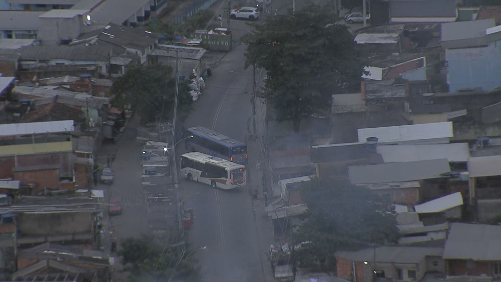 Criminosos usam ônibus como barricadas na Zona Norte do Rio