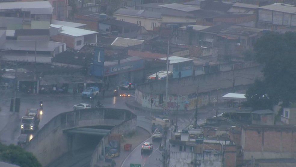 Ônibus é usado como barricada Avenida Pastor Martin Luther King Jr., em Costa Barros — Foto: Charles Mathura/TV Globo