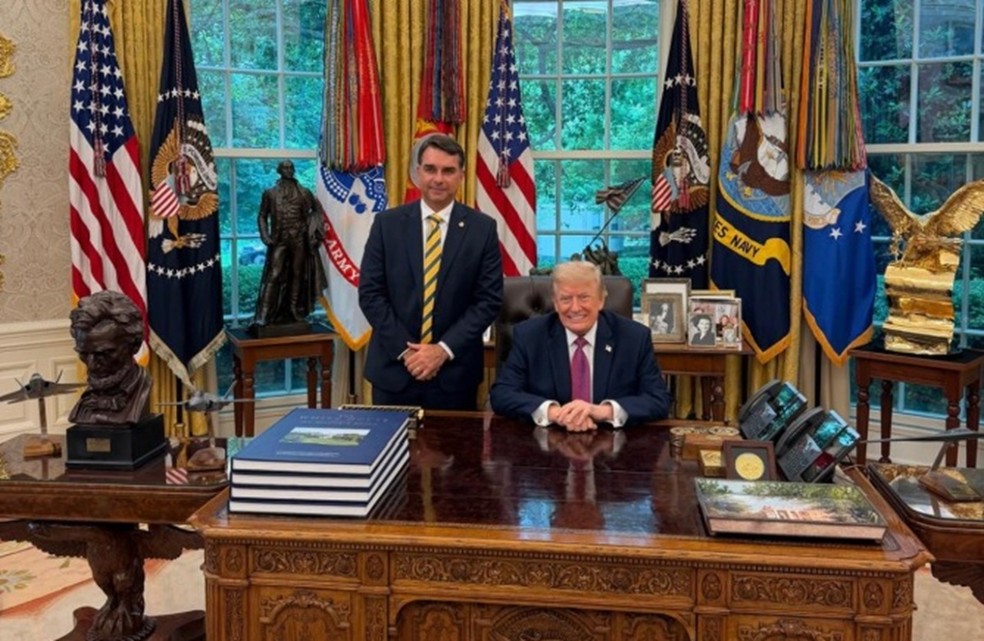 Senador Flávio Bolsonaro encontra o presidente dos EUA, Donald Trump — Foto: Divulgação
