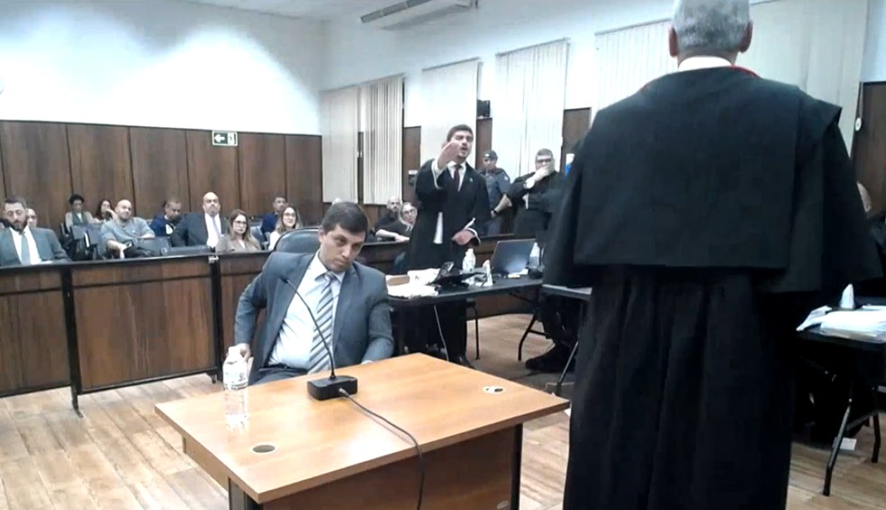 Imagens mostram troca de ofensas entre acusação e defesa no julgamento de PMs acusados de matar Vinícius Gritzbach — Foto: Reprodução/TV Globo