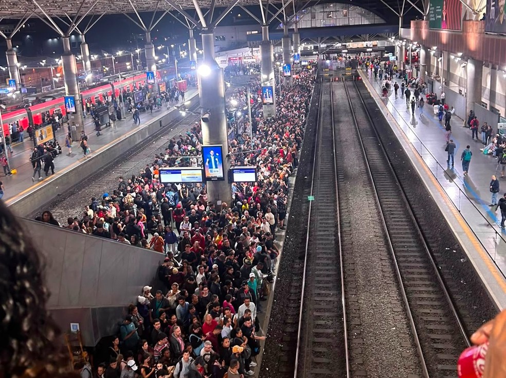 Estação Brás com lotação após falha e atrasos nos trens das linhas 11 e 12 — Foto: Gabriele Faustino/TV Globo