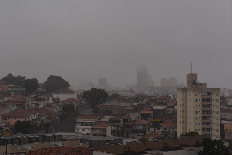 Frio e garoa em São Paulo (SP). Na foto, a Zona Norte da capital. — Foto: ROBERTO CASIMIRO/FOTOARENA/ESTADÃO CONTEÚDO