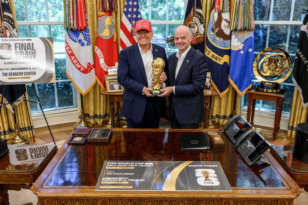 Presidente dos Estados Unidos, Donald Trump, e presidente da Fifa, Gianni Infantino, posam para foto com o troféu da Copa do Mundo no Salão Oval, na Casa Branca. Foto de agosto de 2025. — Foto: Divulgação/Casa Branca
