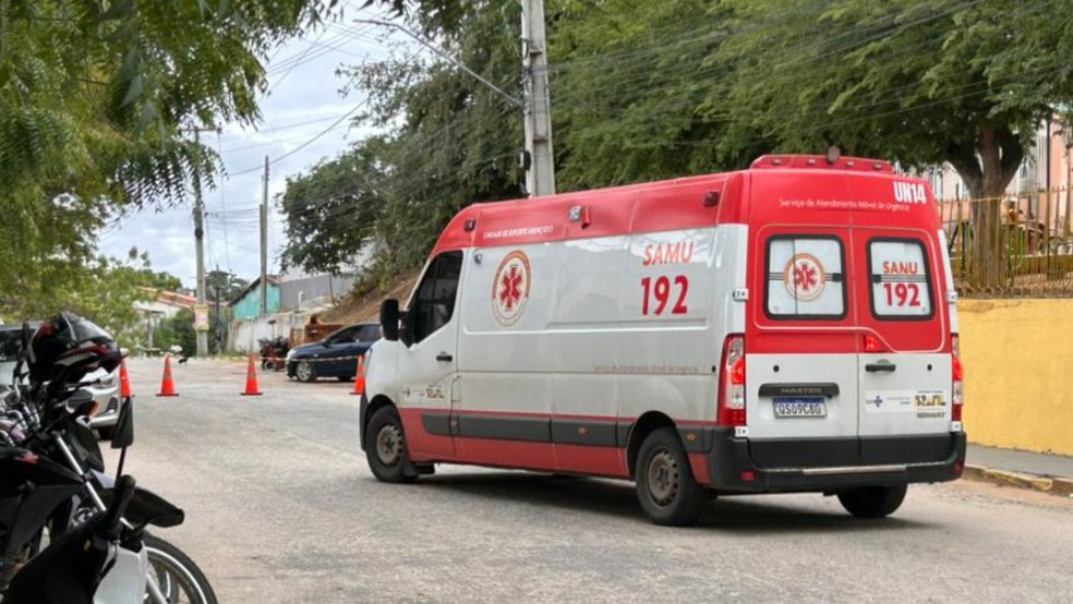Entorno do Hospital Municipal de Canindé foi bloqueado para receber os feridos no acidente com o ônibus de romeiros. — Foto: Nathally Kimberly/ TV Verdes Mares