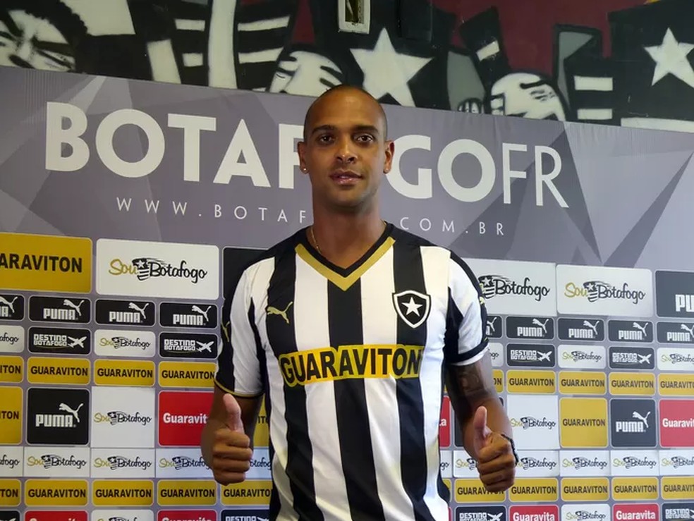 O atacante Tássio durante sua apresentação no Botafogo em 9 de janeiro de 2015 — Foto: Sofia Miranda/ge