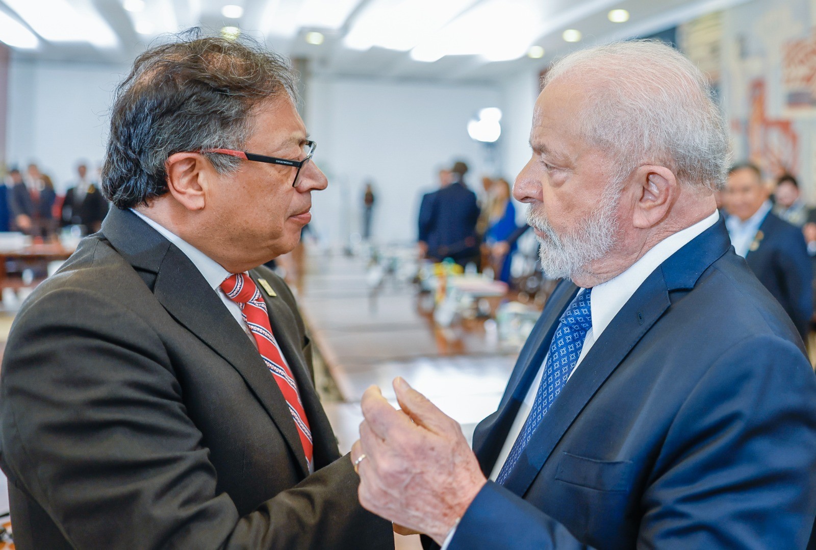 Petro diz a Lula que vai deixar cargo e promete transição pacífica na Colômbia