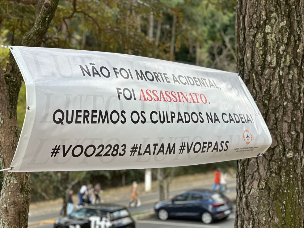 Protesto de familiares das vítimas da queda de avião em Vinhedo — Foto: Gabriella Ramos/g1