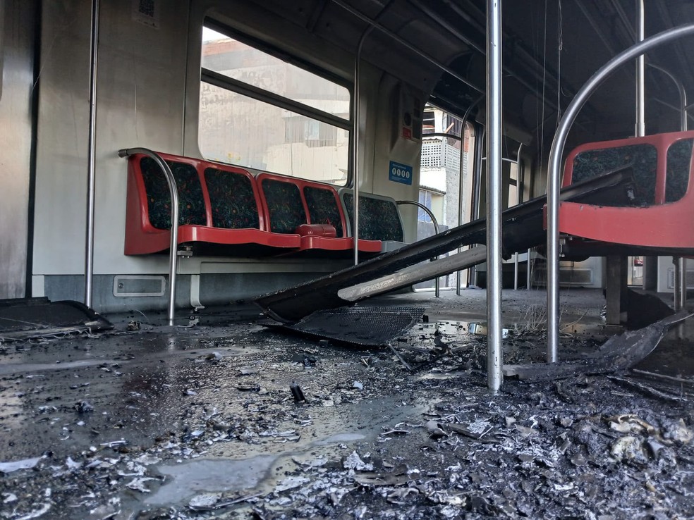 Trem fica carbonizado por dentro depois de explosão registrada na Linha 12-Safira da Trivia Trens nesta quinta-feira (23). — Foto: Reprodução/TV Globo