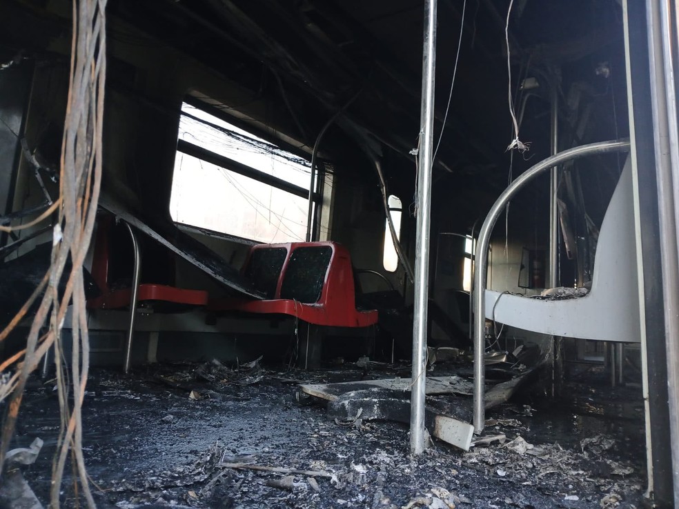 Trem ficou carbonizado por dentro depois de explosão registrada na Linha 12-Safira da Trivia Trens nesta quinta-feira (23). — Foto: Reprodução/TV Globo