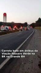 Acidente entre ônibus e caminhão deixa mortos e interdita BR-040 na Grande BH