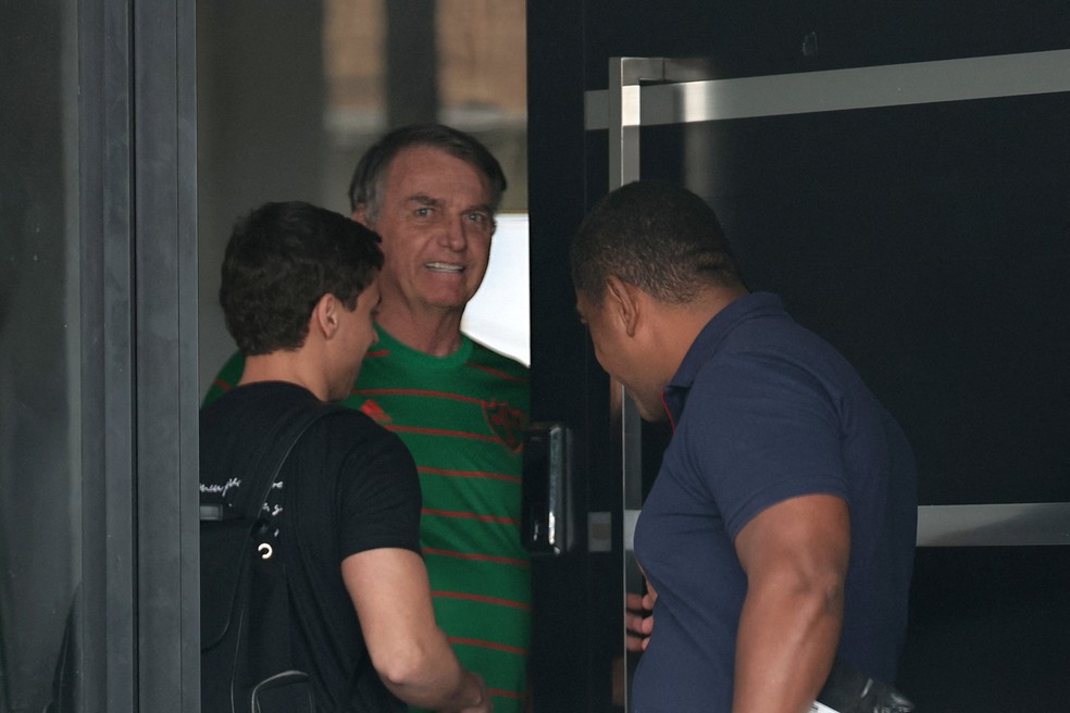 O ex-presidente do Brasil, Jair Bolsonaro, aparece na porta de sua casa, durante sua prisão domiciliar, em Brasília, Brasil, em 21 de novembro — Foto: Mateus Bonomi/Reuters