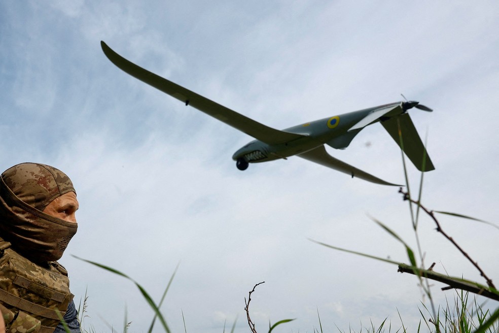 Drone ucraniano sobrevoa front de batalha — Foto: Valentyn Ogirenko/Reuters